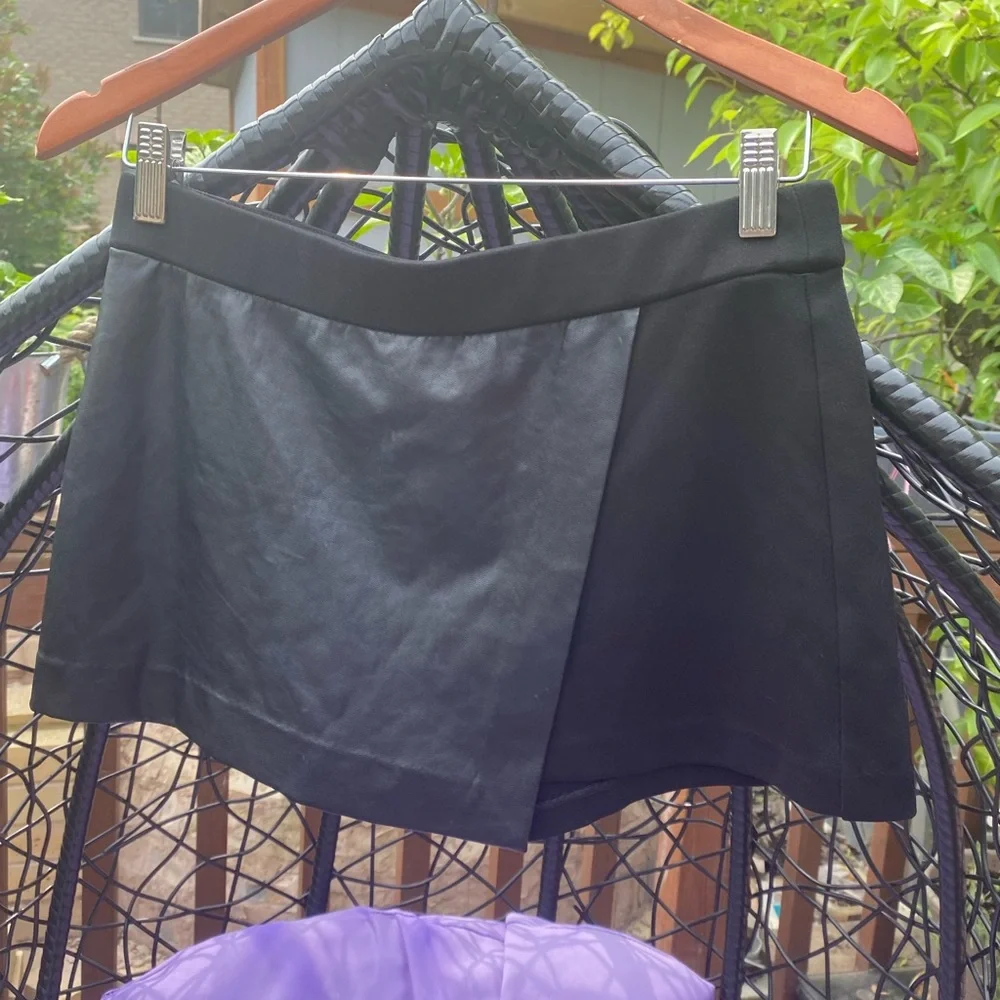 Aritzia Wilfred Free Liah Skort  Black Faux Leather front size S - Picture 3 of 9